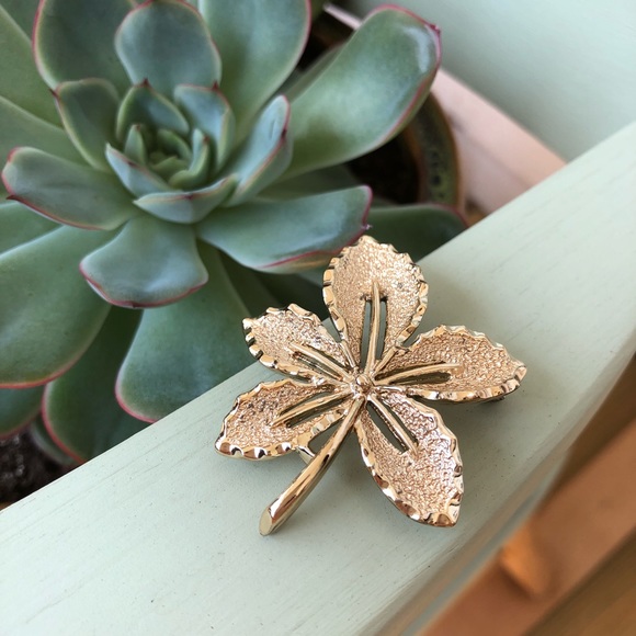 VINTAGE Sarah Coventry Golden Leaf Brooch Pin - Picture 2 of 3